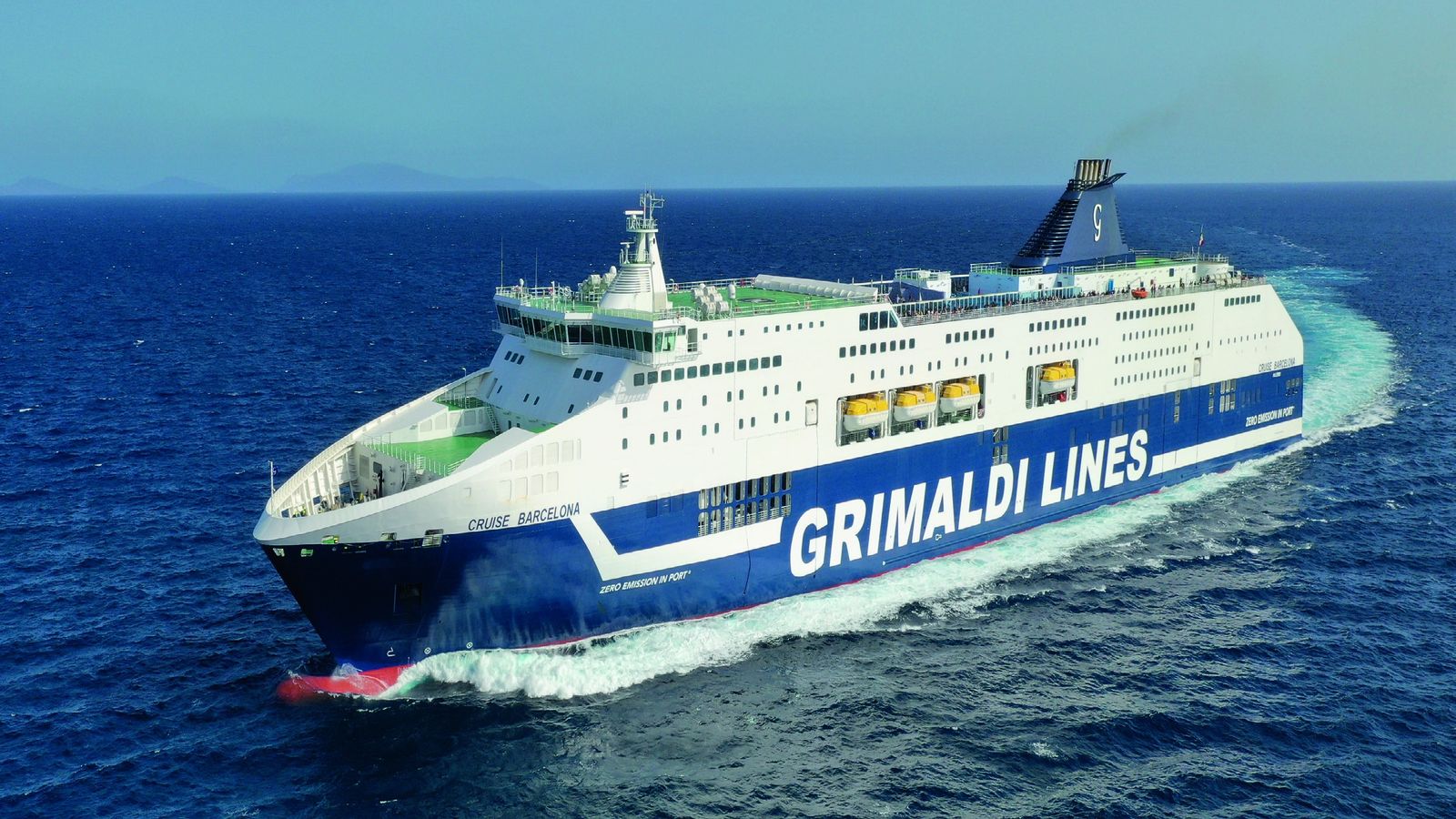 Nave Grimaldi Lines in navigazione in mare aperto