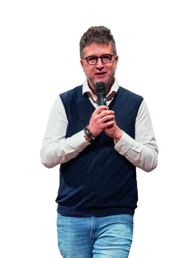 Giuseppe Lavenia, psicoterapeuta, con il microfono in mano durante un incontro