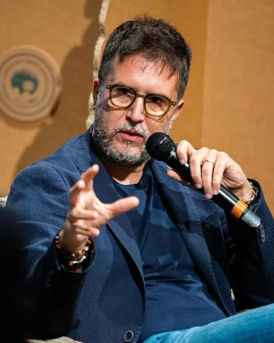 Giuseppe Lavenia al microfono, relatore dell’incontro su intelligenza artificiale e scuola a Macerata